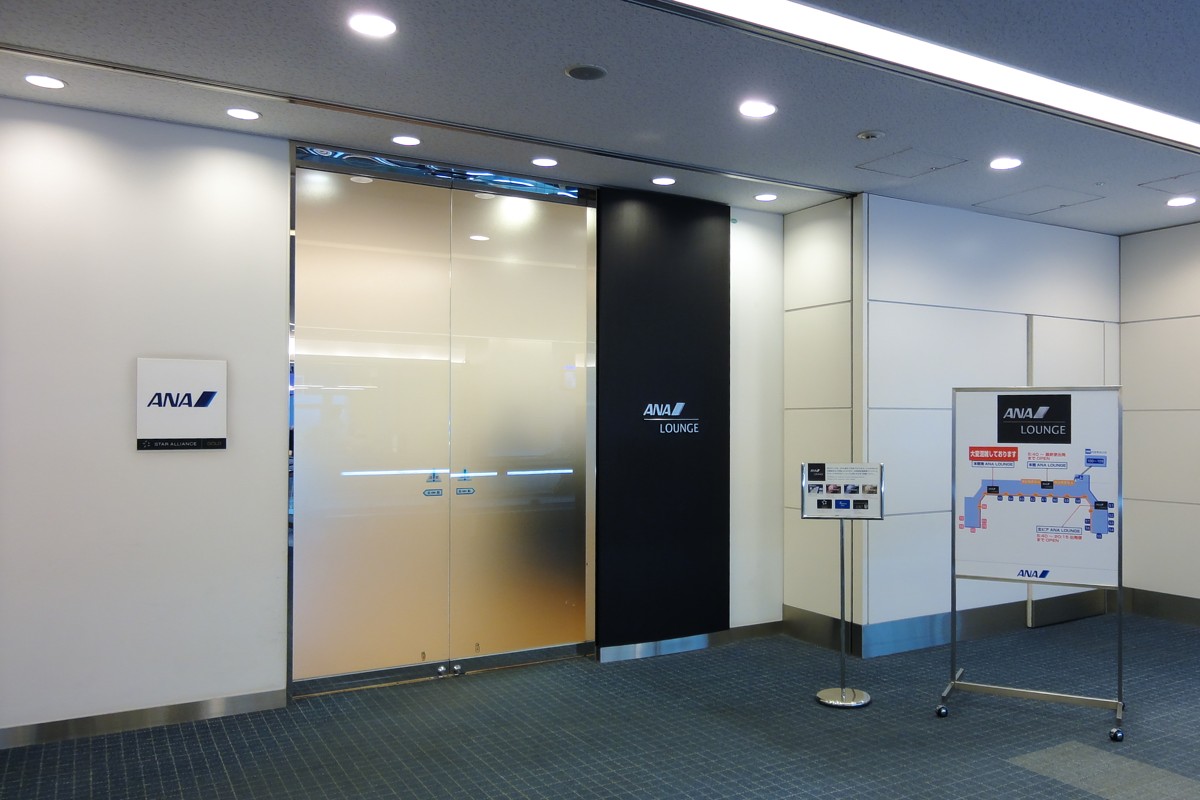 羽田空港ANAラウンジの様子。落ち着いた空間で出発前のひとときを過ごせる