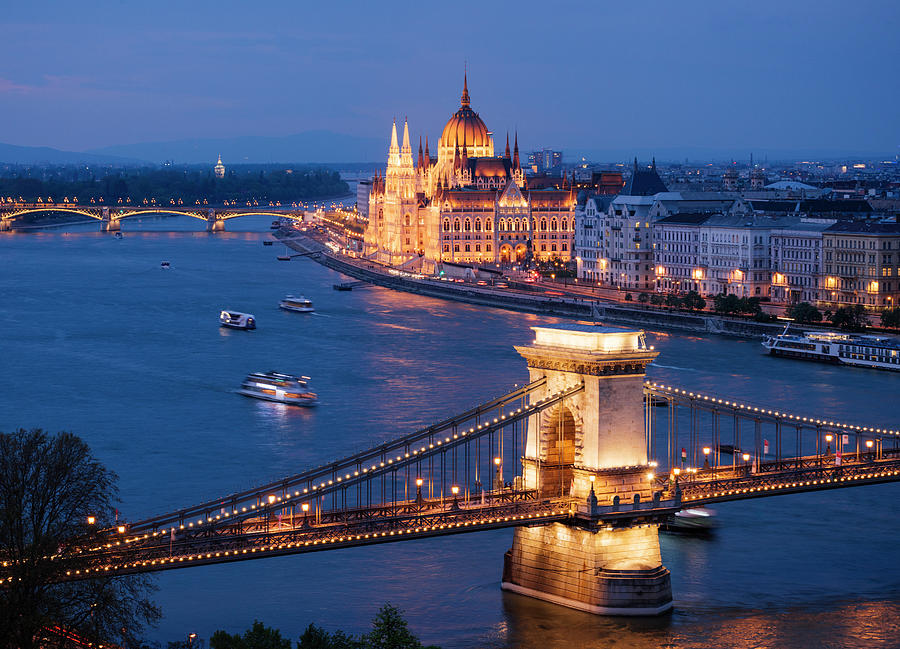 ブダペストの国会議事堂とドナウ川の夜景
