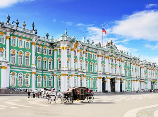 冬宮殿とエルミタージュ美術館の壮大な外観