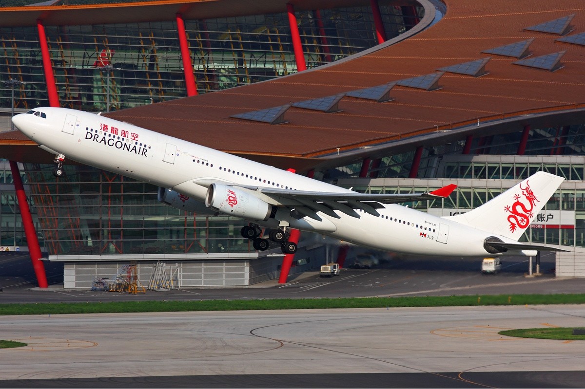 かつてのドラゴン航空の機体と赤いロゴ