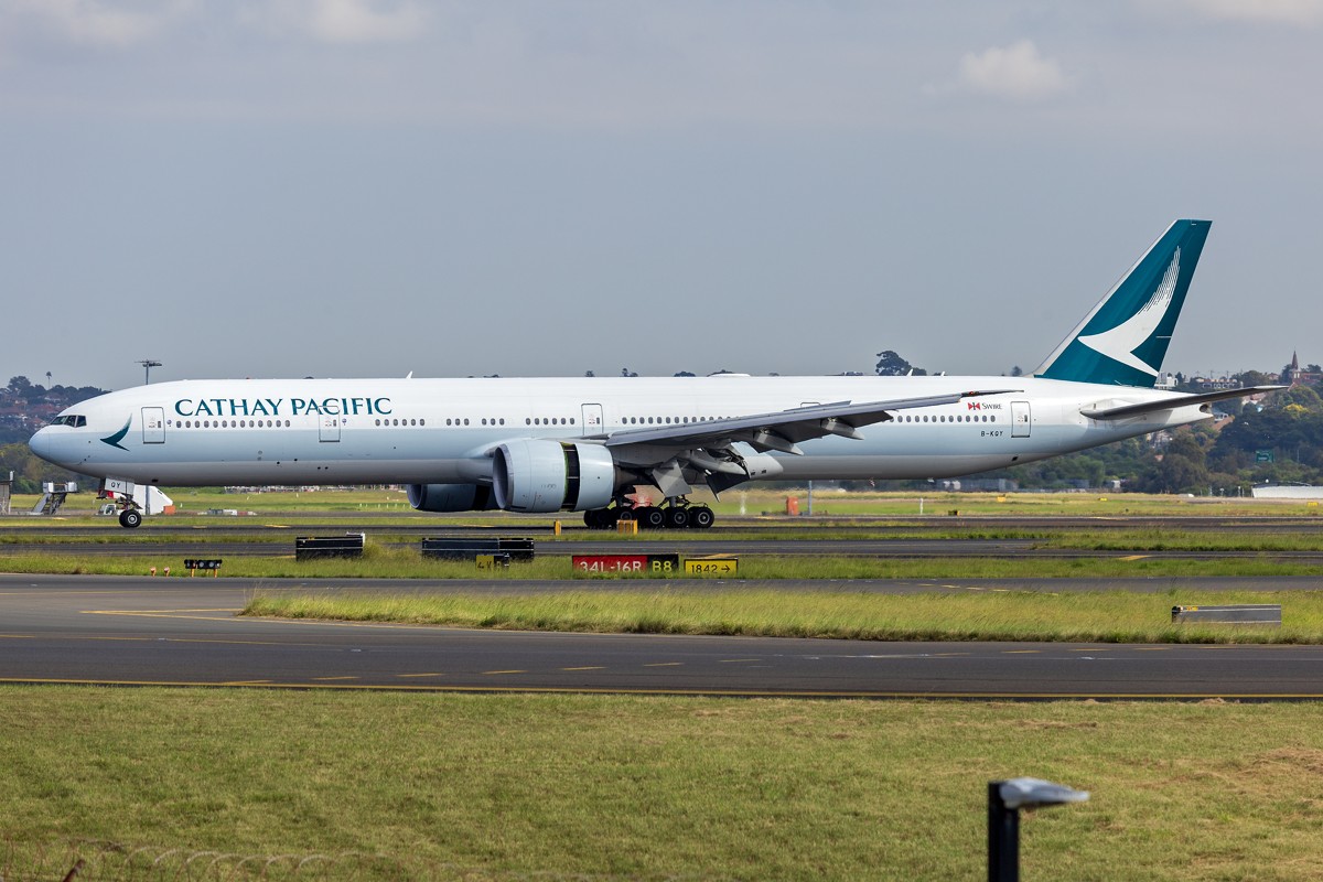 香港国際空港に着陸するキャセイパシフィック航空機