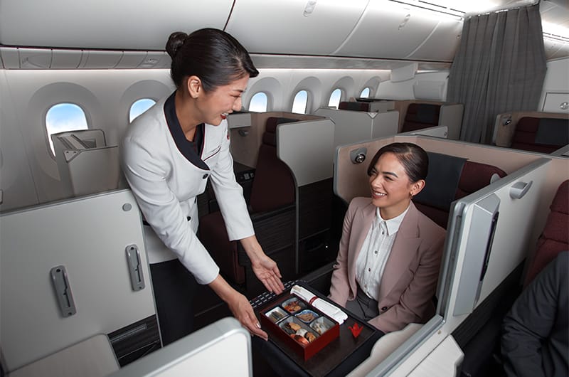 JAL国際線ビジネスクラスのキャビン。特典航空券で搭乗可能な豪華な座席と機内の様子。