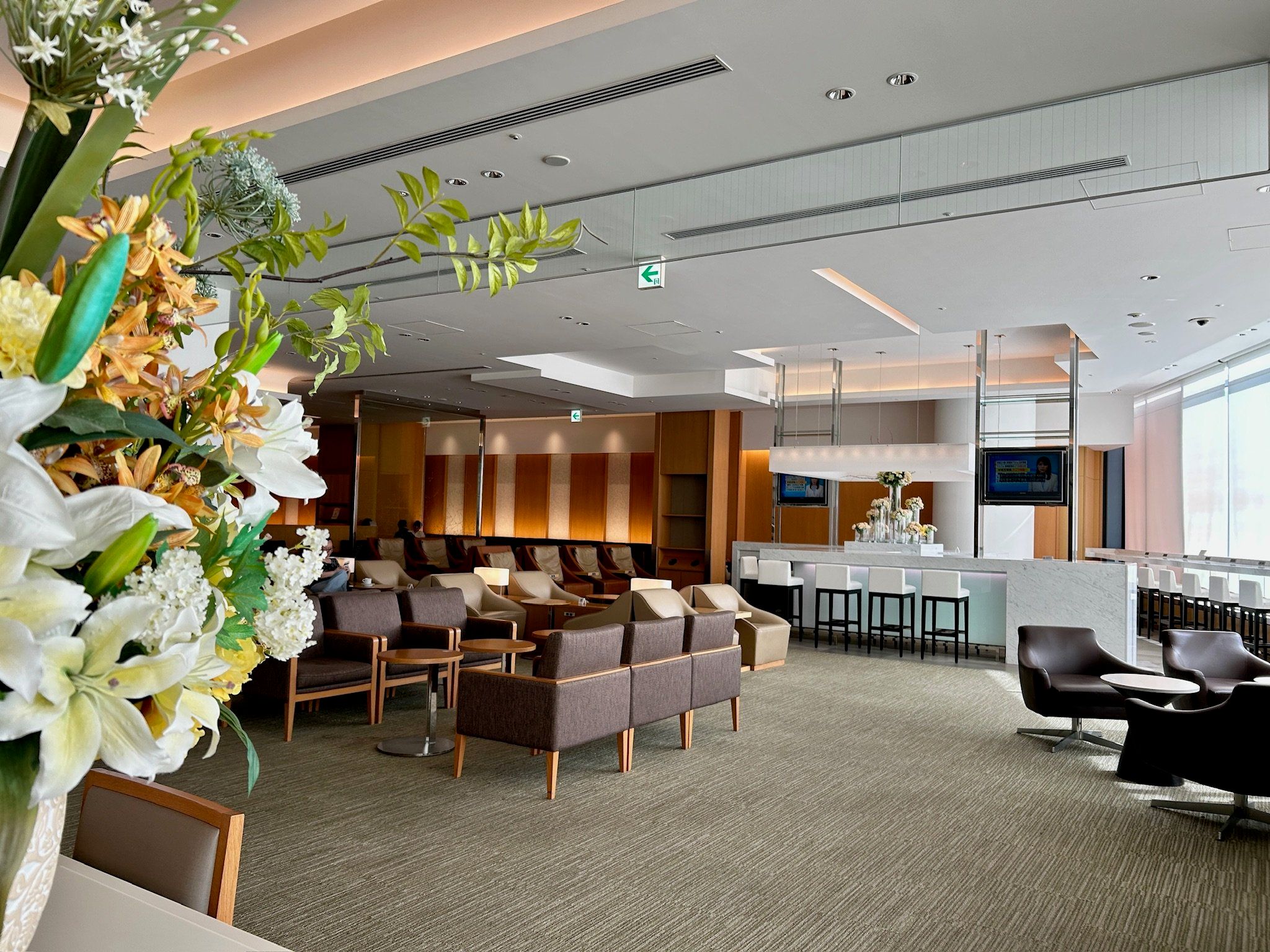 JALサクララウンジの内部。出発前の時間を優雅に過ごせるラウンジの様子。