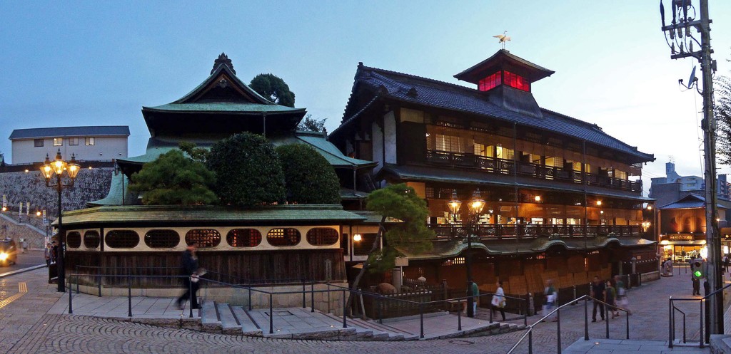 愛媛県松山市にある道後温泉本館。歴史ある木造建築が『千と千尋の神隠し』の湯屋のモデルとされている。