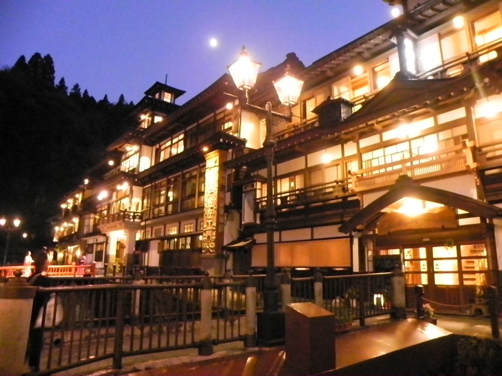 山形県尾花沢市にある銀山温泉の夜景。雪が積もったガス灯の街並みが『千と千尋の神隠し』の情景を彷彿とさせる。