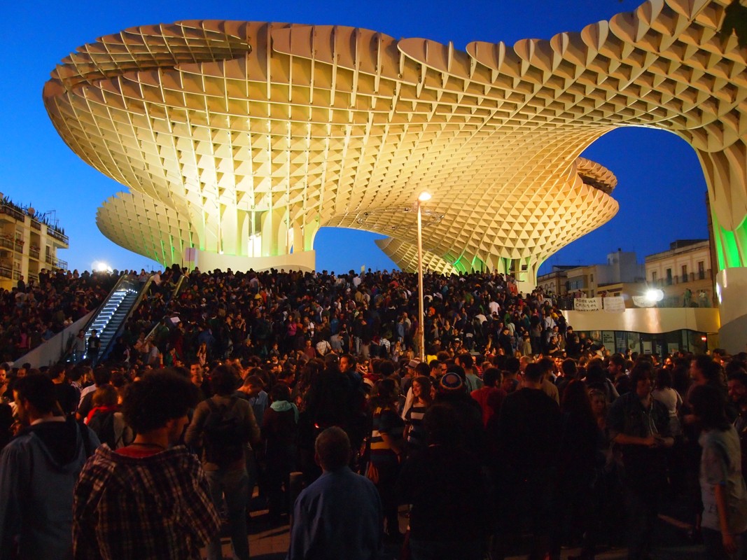 セビリア中心部にあるメトロポール・パラソル。巨大な木製構造物で、現代建築としての評価も高く、ロケ地巡礼の合間に訪れる価値がある。