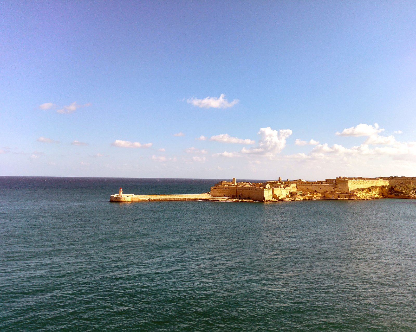 リカゾーリ砦の巨大な城壁、海から見た要塞の全景