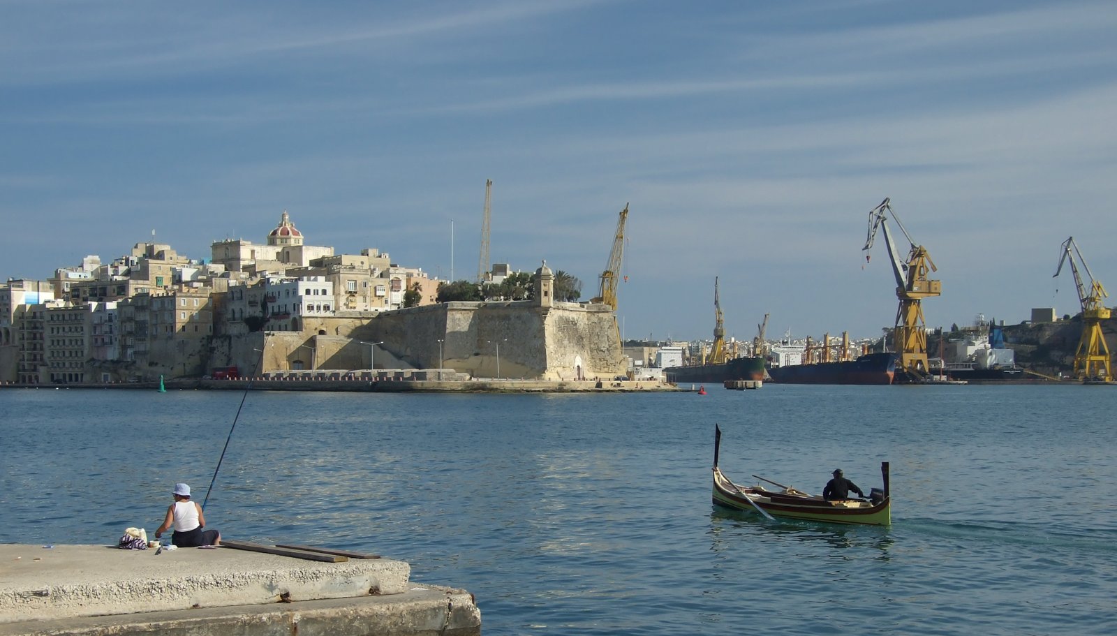 ヴァレッタのグランドハーバー、要塞に囲まれた青い海と船