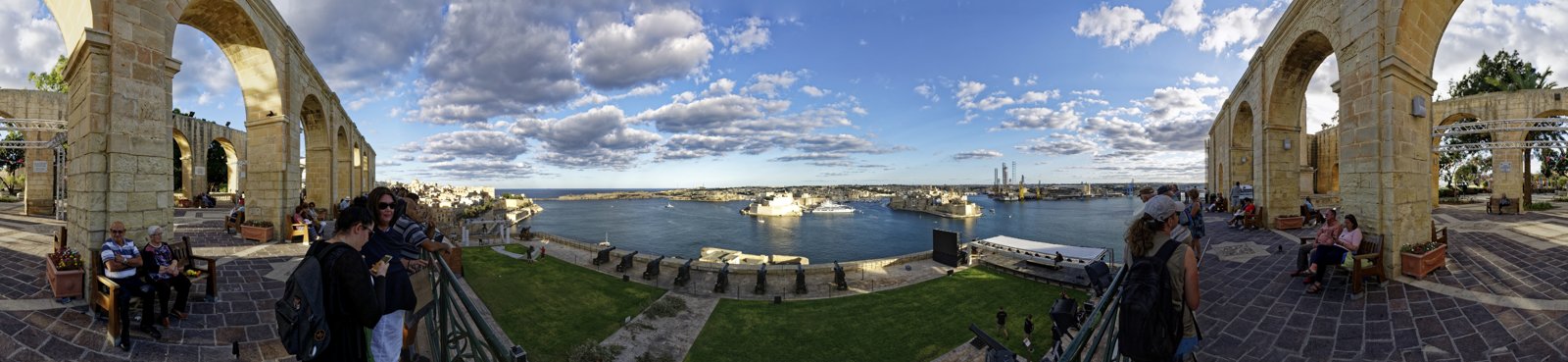 アッパー・バラッカ・ガーデンからの眺め、並ぶ大砲と対岸の景色