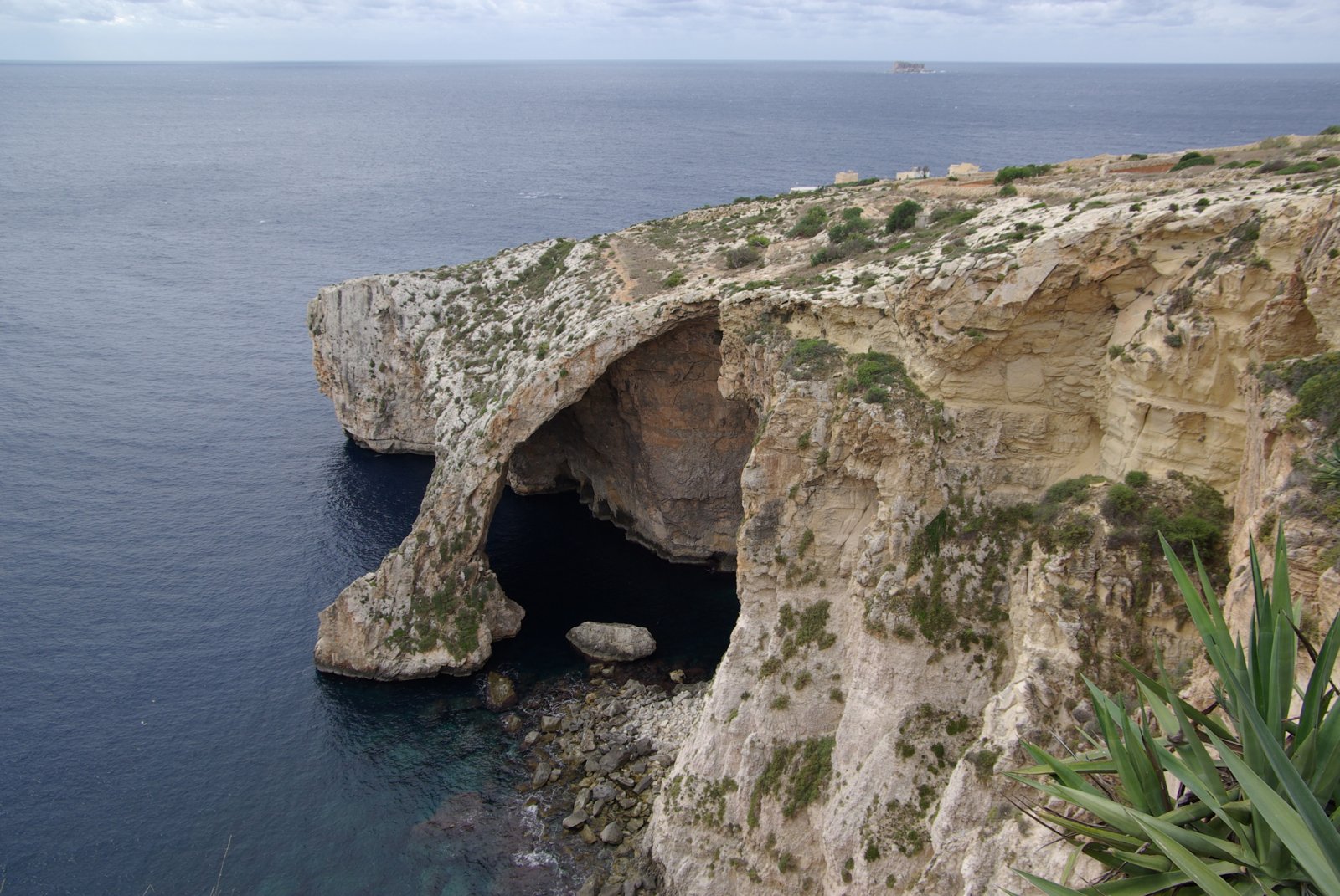 青の洞門の海食洞、エメラルドグリーンの海
