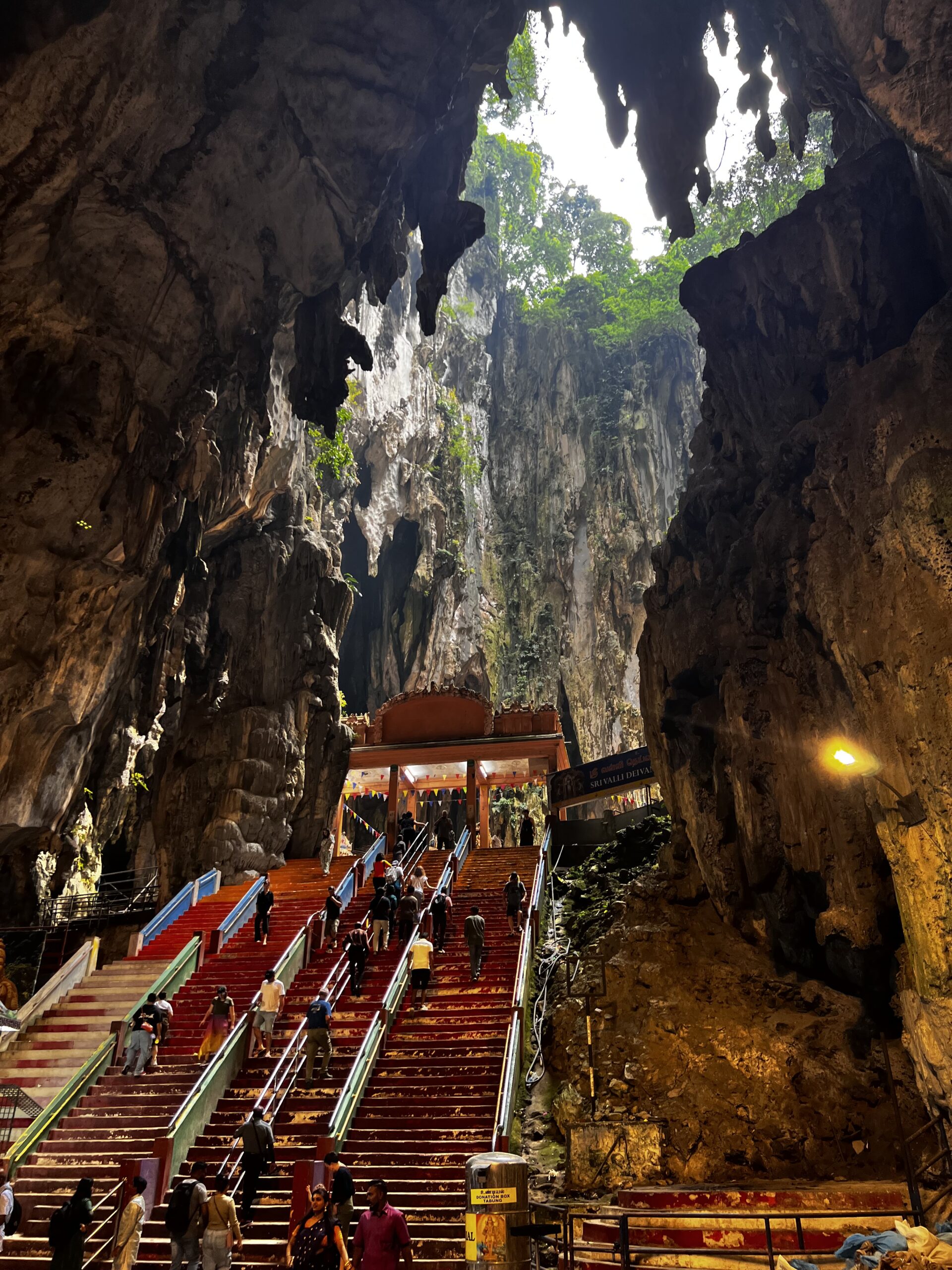バトゥ洞窟内部の様子。天井から光が差し込む神秘的な空間。
