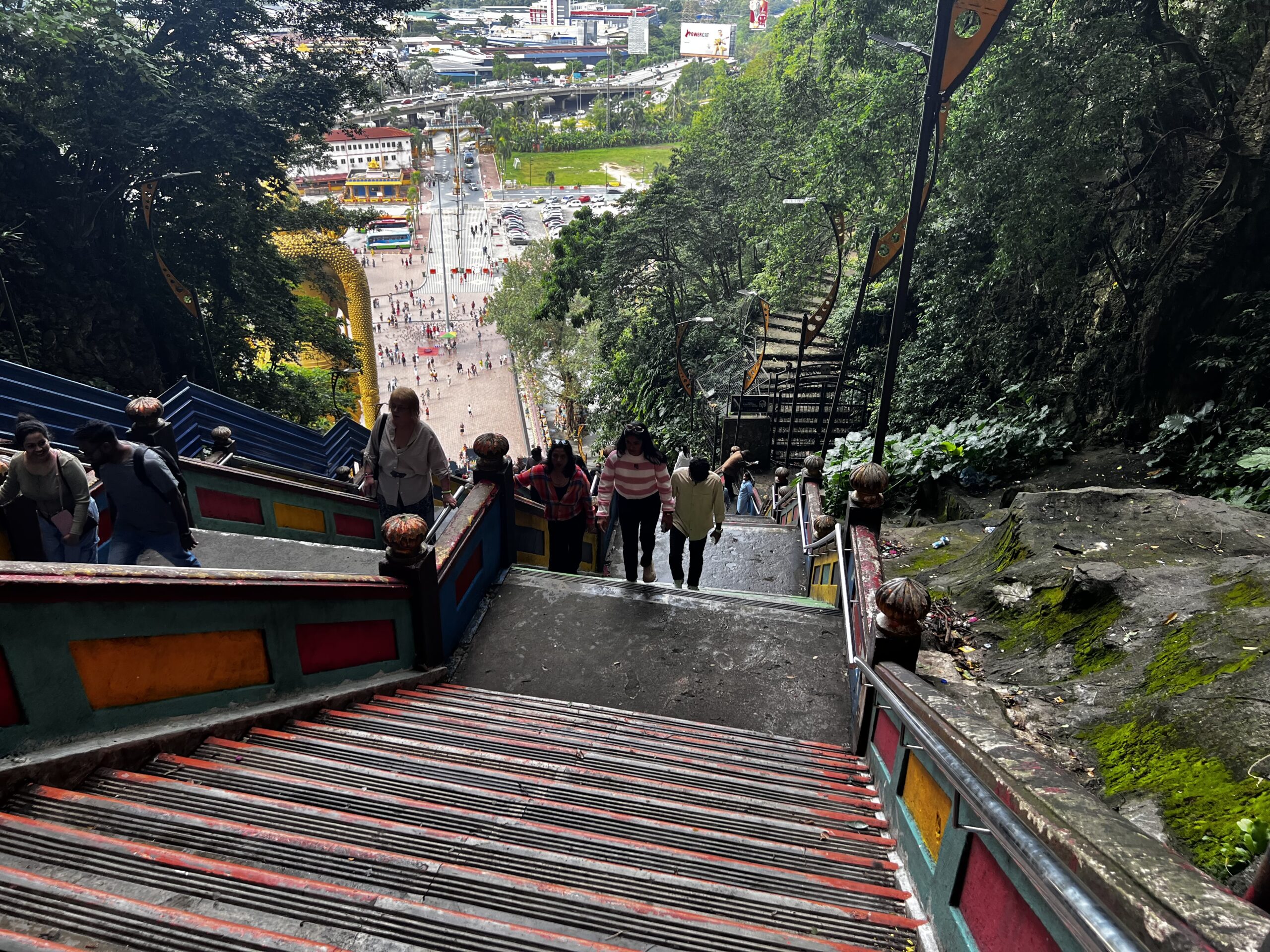 272段のカラフルな階段。急勾配だが登り切る価値がある。