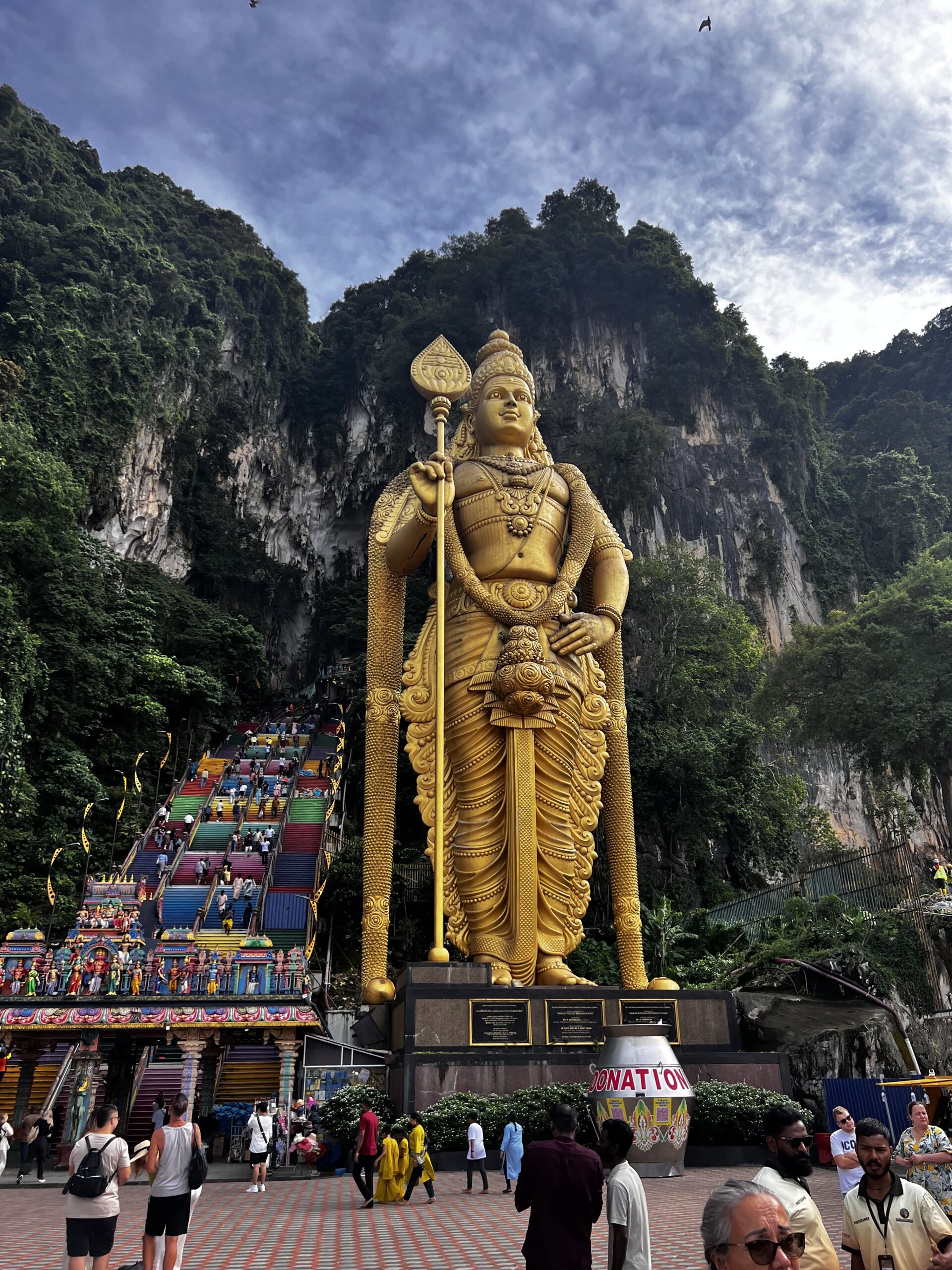 バトゥ洞窟の入り口にそびえ立つ黄金のムルガン神像