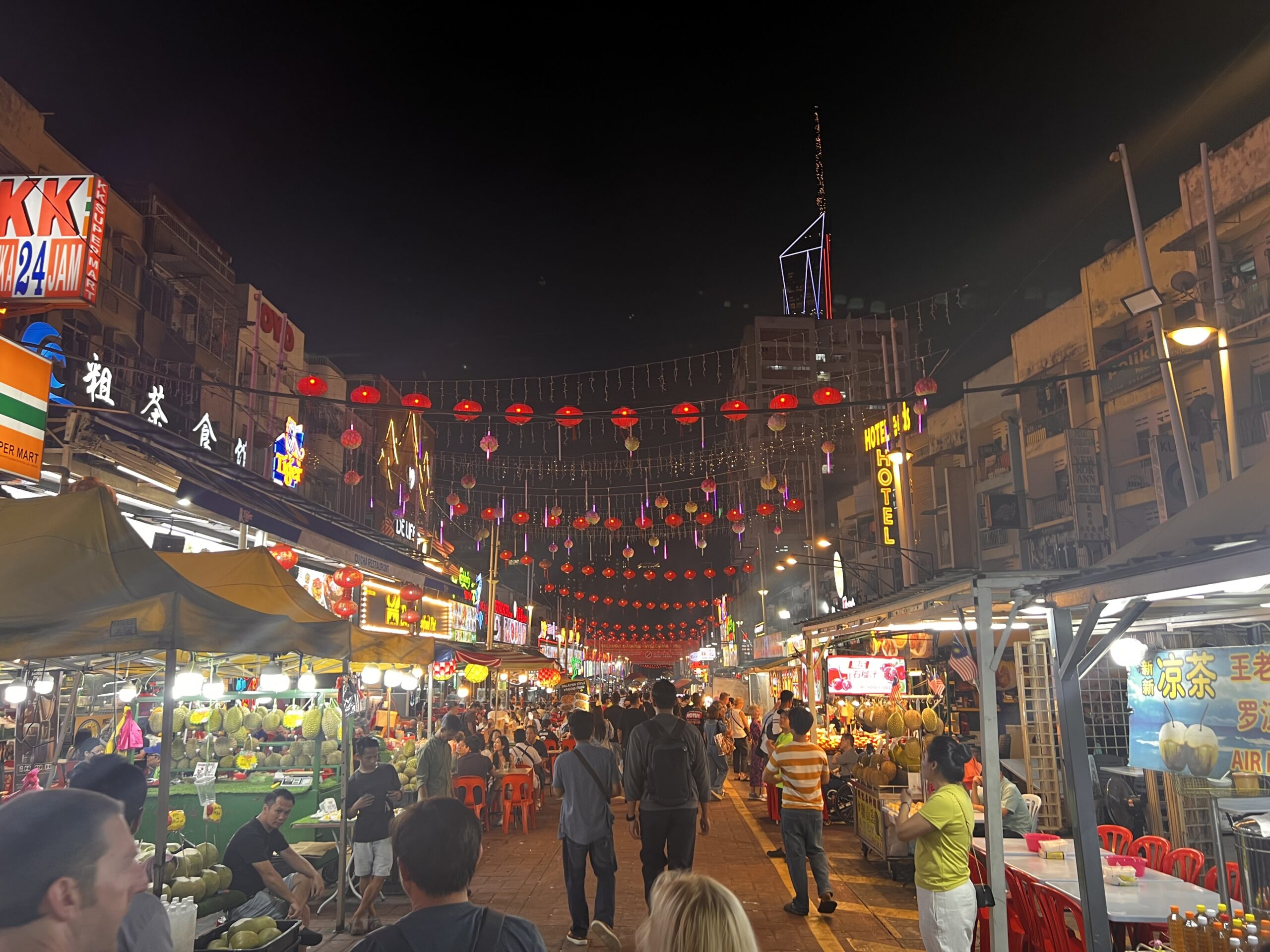 活気あふれるジャラン・アローの屋台街。赤い提灯が特徴的。