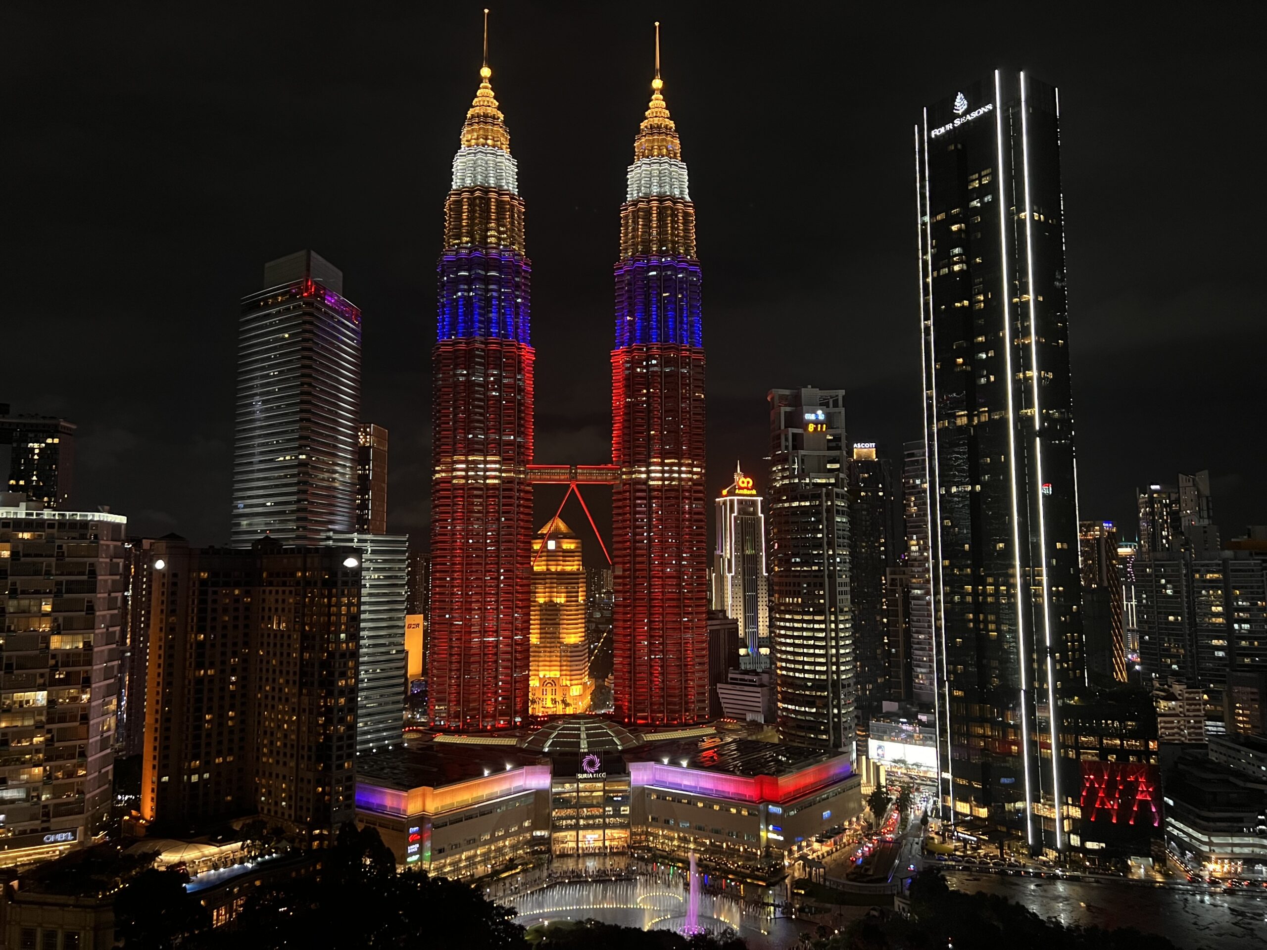 夜にライトアップされたペトロナスツインタワー。宝石のように輝く。