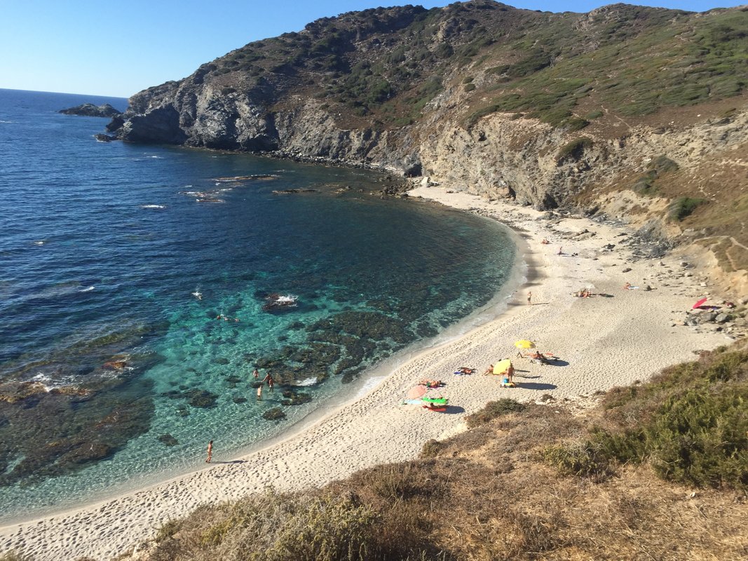 レナ・マヨレ・ビーチ、白い砂浜と透明度の高い海、岩場