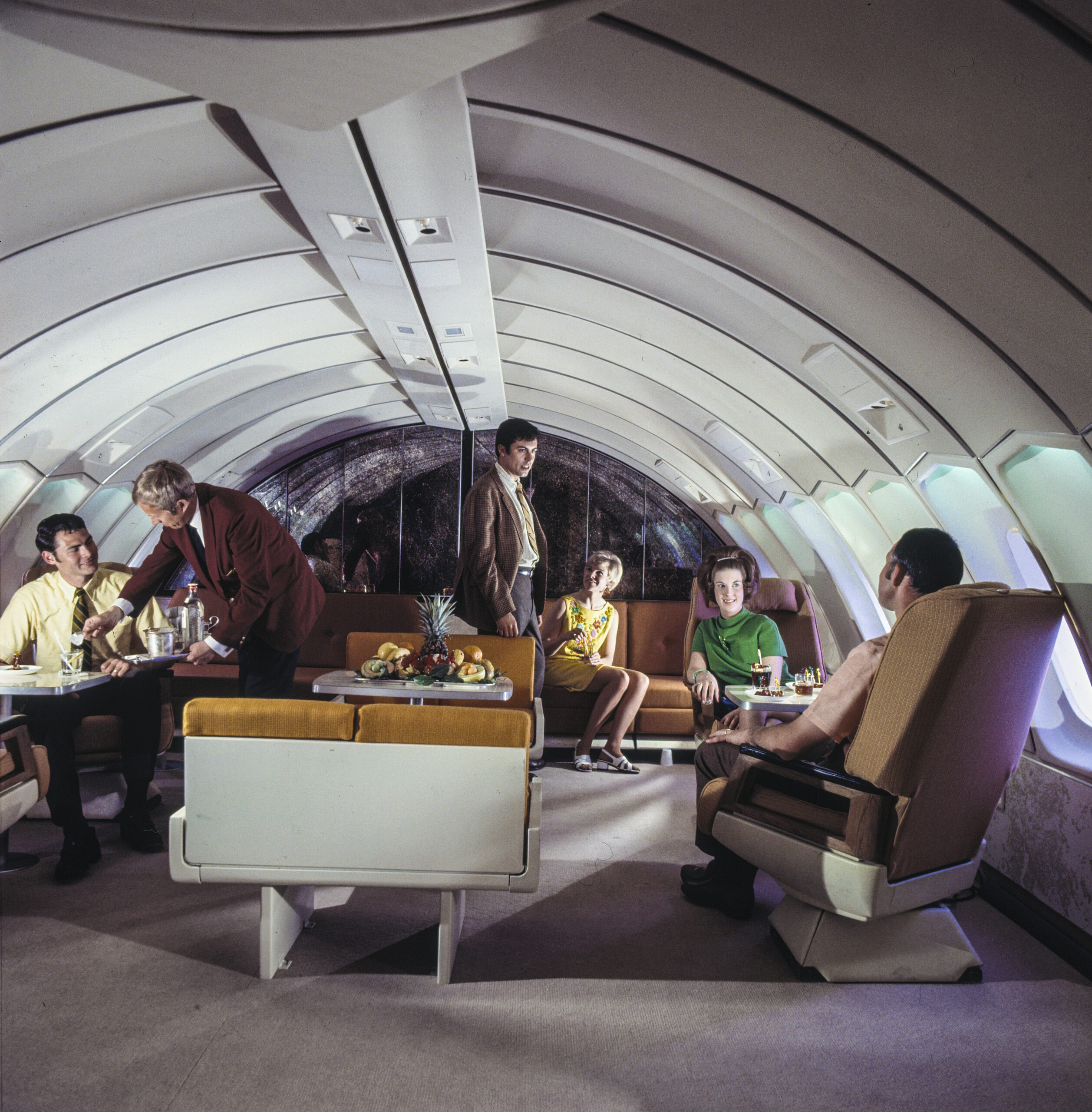 1970年代の航空機内(ファーストクラス)、豪華な食事と社交場の様子