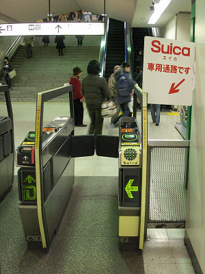 SuicaペンギンとJALのロゴが融合したカードイメージ