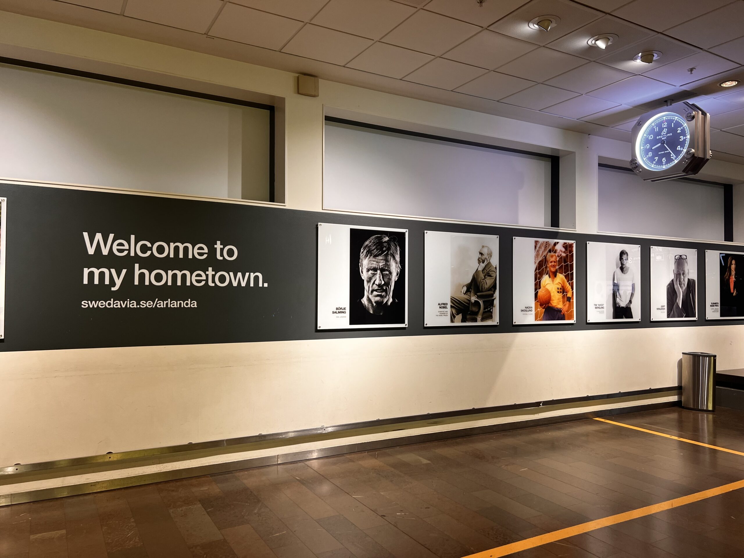 ストックホルム・アーランダ空港の到着ロビー、スウェーデンの有名人を紹介する展示パネル