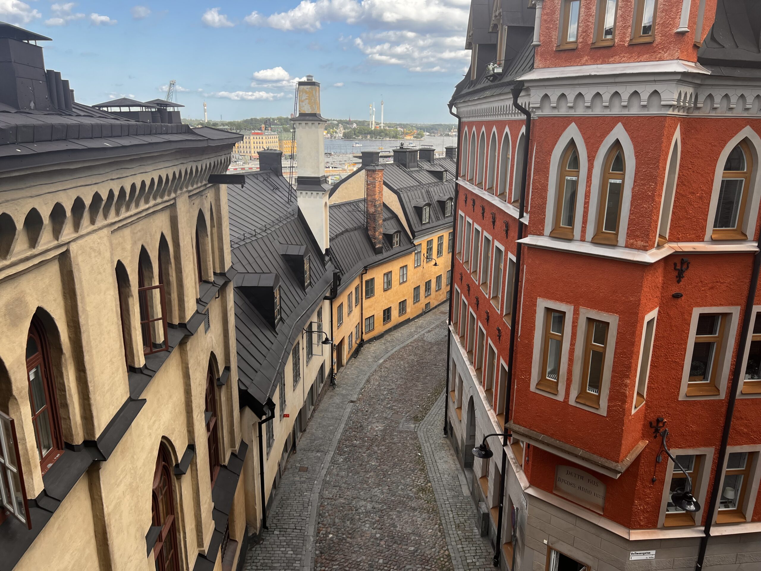 ガムラスタン旧市街のカラフルな建物が並ぶ石畳の路地、魔女の宅急便のモデルとなった街並み