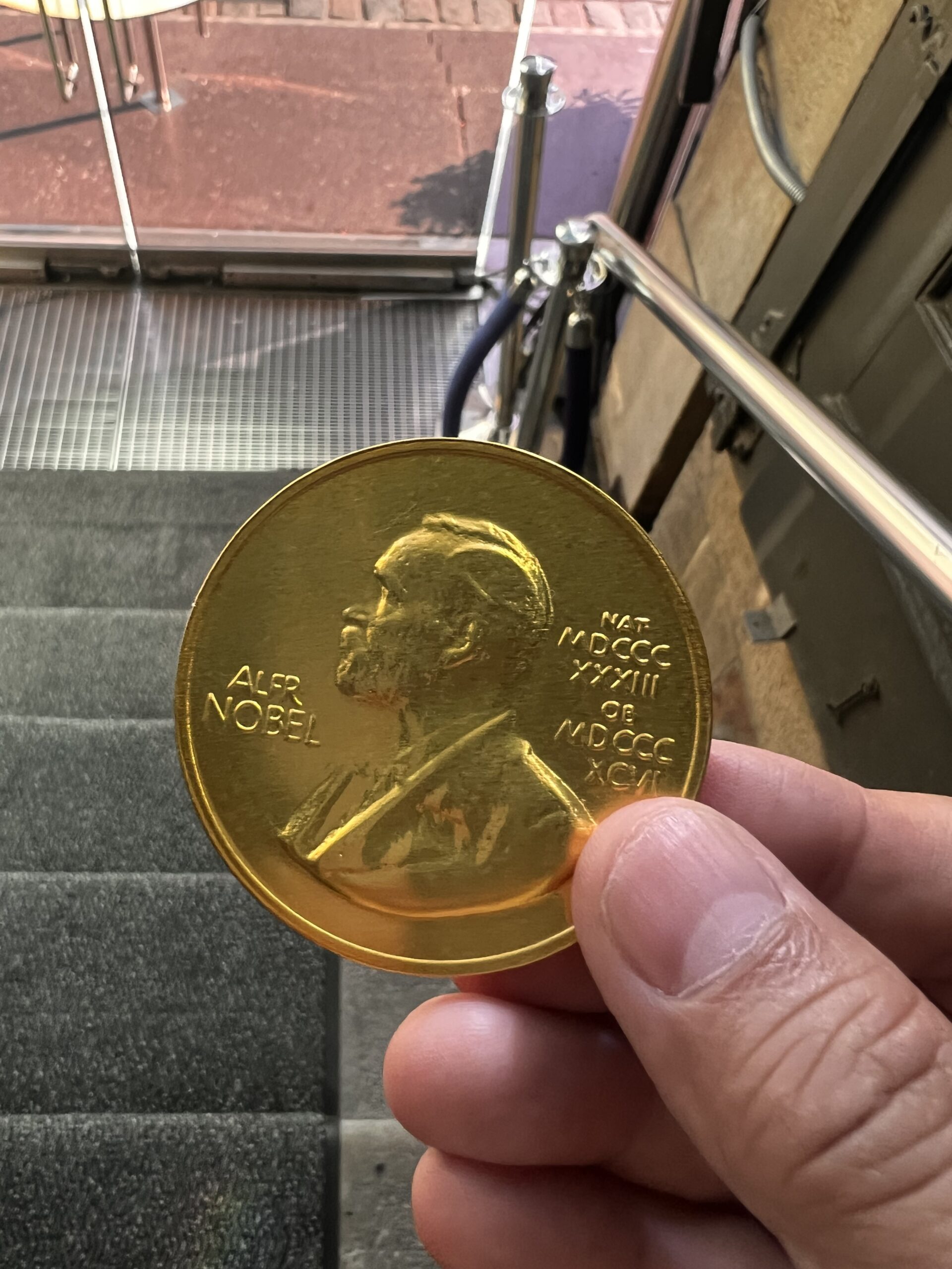 ガムラスタンのストールトルゲット広場、カラフルな建物と噴水、観光客で賑わう魔女の宅急便の舞台