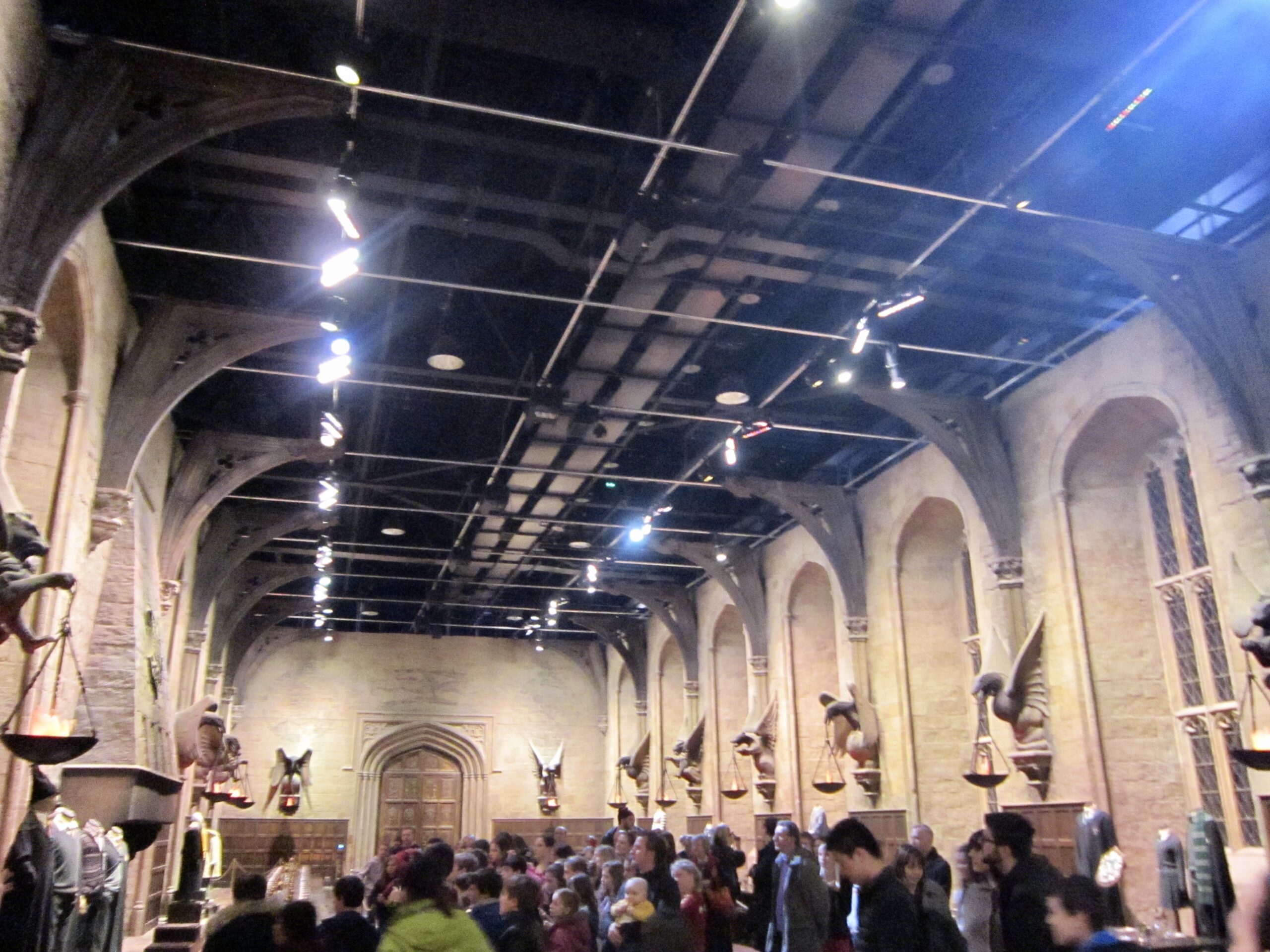 ホグワーツの大広間、魔法学校の生徒たちが食事をする長いテーブルと浮遊するロウソク