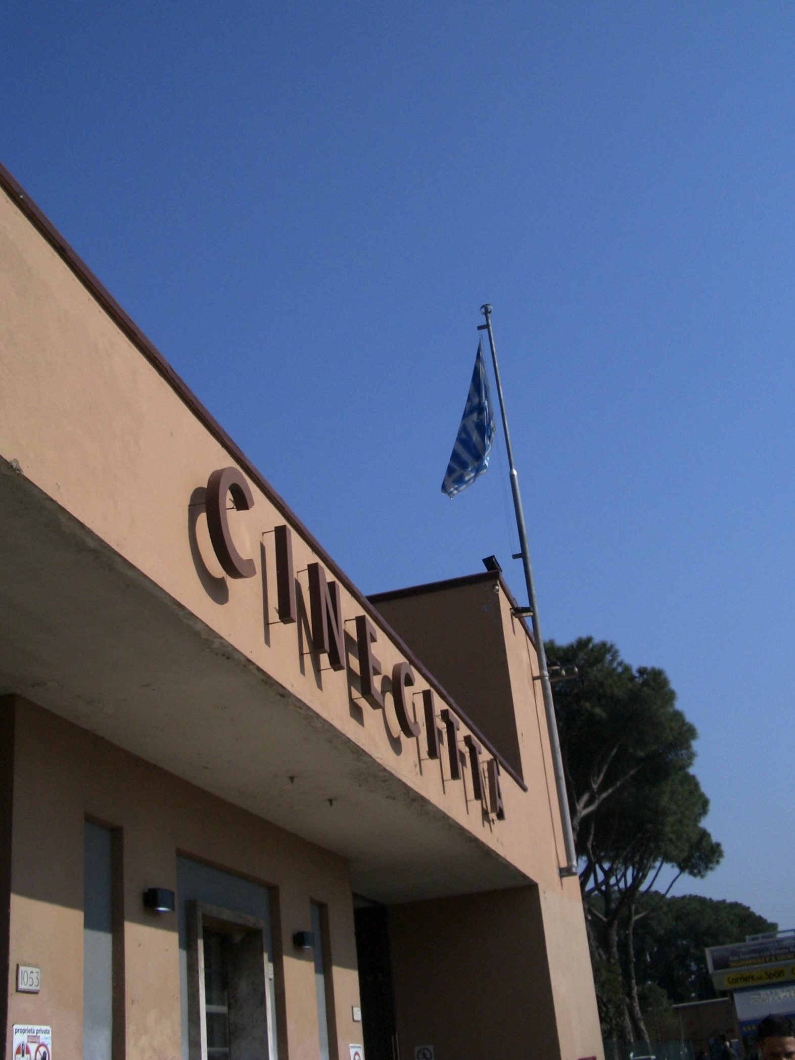 チネチッタスタジオの入り口、歴史を感じさせる重厚な門構え