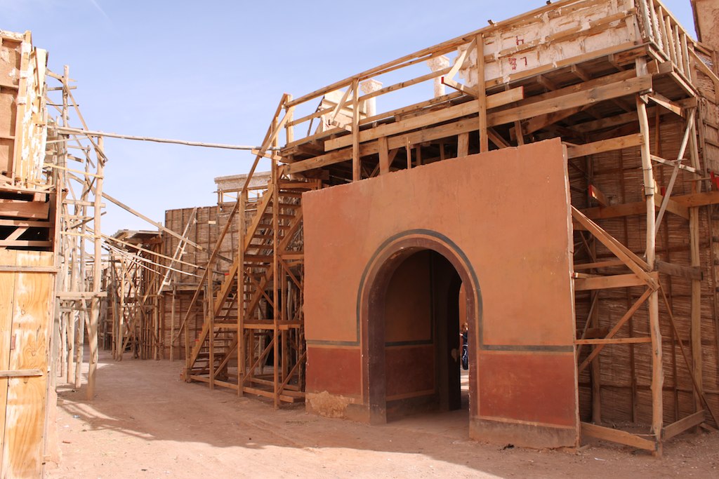 アトラス・スタジオの砂漠セット、巨大なエジプト風の像と城壁